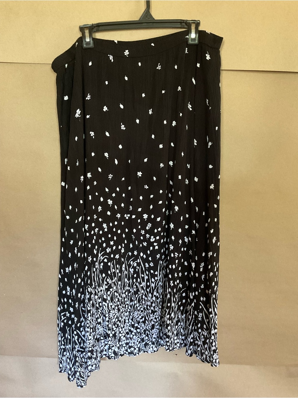 Cathy Daniel’s Women's Black Midi Skirt with White Floral Print. Size 2X